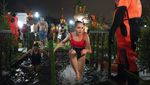 Rayakan Hari Epiphany, Warga Rusia Berendam di Air Es