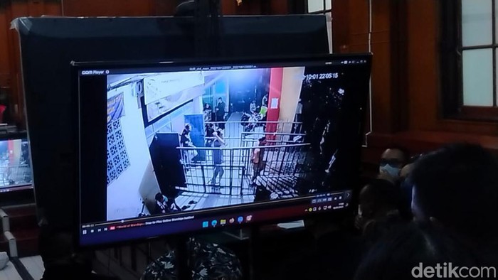 Rekaman CCTV pintu di Stadion Kanjuruhan yang diputar di PN Surabaya