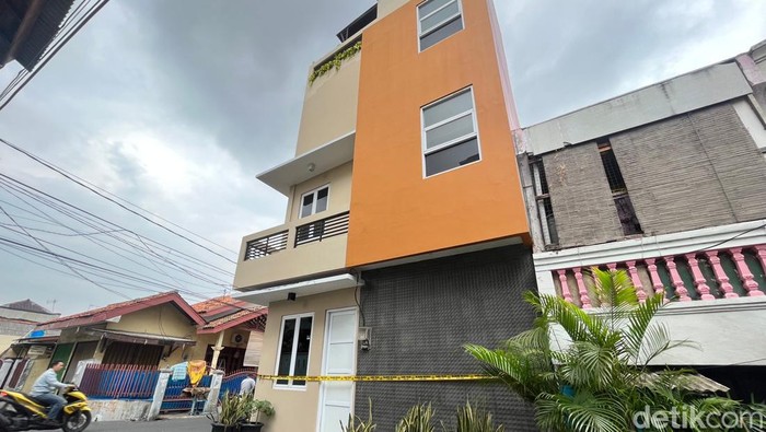 Rumah Alex Bonpis, bandar narkoba di Kampung Bahari digeledah polisi.