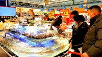 Tak hanya itu, ada juga pengunjung yang membeli aneka seafood seperti kerang.