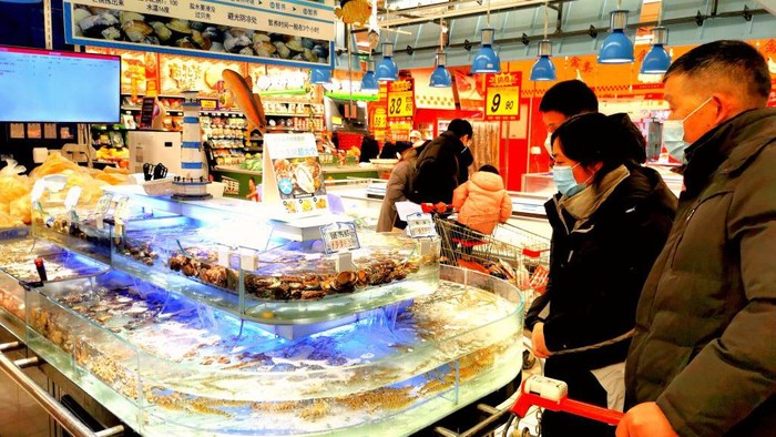 Sambut Imlek, Supermarket di China Diserbu Warga Menjelang perayaan Imlek, Warga China berbondong-bondong menyerbu supermarket. Begini penampakannya.