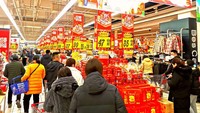 Pengunjung memilih barang belanja di supermarket tersebut.