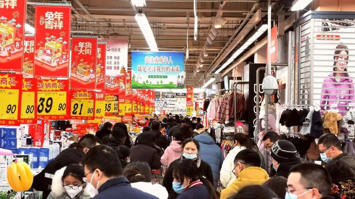 Sambut Imlek, Supermarket di China Diserbu Warga Menjelang perayaan Imlek, Warga China berbondong-bondong menyerbu supermarket. Begini penampakannya.