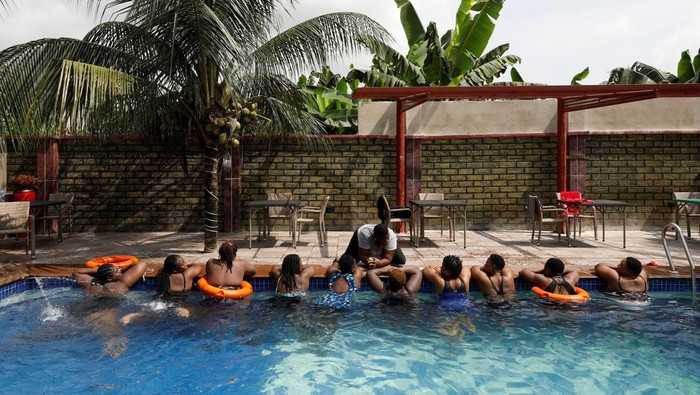 Satpam Wanita Nigeria Unjuk Kekuatan Melawan Stereotip Emem Thomas, 37, founder of the female-only security team Dragon Squad Limited, hugs her son, Wisdom, 13, as she visits him at school in Calabar, Crossriver, Nigeria, November 17, 2022. REUTERS/Temilade Adelaja SEARCH