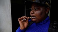 Dia percaya penjaga wanita memiliki cara untuk menghilangkan bahaya dengan cara yang tidak bisa ditoleransi oleh kebanyakan pria.