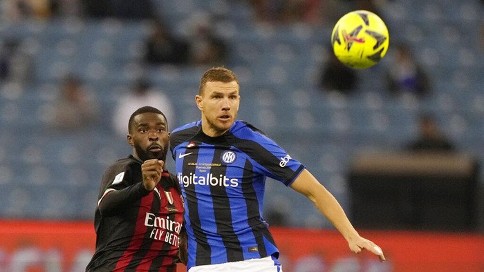 Inter Milans Edin Dzeko, right, views for the ball with AC Milans Fikayo Tomori during the Italian Super Cup final soccer match between AC Milan and Inter Milan at the King Saud University Stadium, in Riyadh, Saudi Arabia, Wednesday, Jan. 18, 2023. (AP Photo/Hussein Malla)