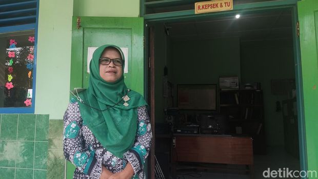 Kepala Sekolah Dasar Negeri Bokong Suisdiyati.