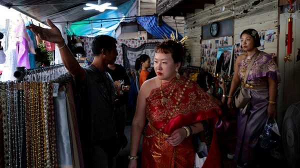 Selain berkeliling di kuil, pengunjung bisa berfoto dengan baju tradisional Thailand lengkap dengan aksesorisnya. Selain berkeliling di kuil, pengunjung bisa berfoto dengan baju tradisional Thailand lengkap dengan aksesorisnya.