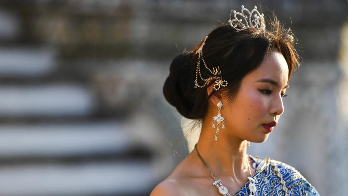 Sehari Menjadi Ratu di Wat Arun Thailand Tourists from mainland China dressed in traditional Thai costumes visit Wat Arun temple ahead of the Chinese Lunar New Year as China reopens the border in Bangkok, Thailand January 18, 2023. REUTERS/Chalinee Thirasupa