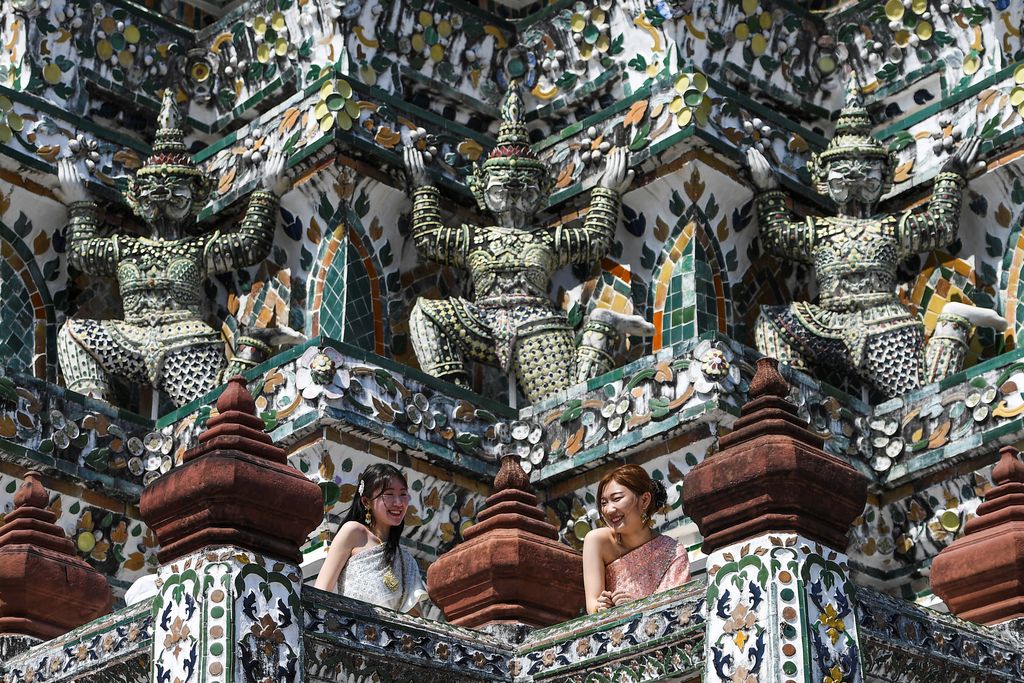 Tourists from mainland China dressed in traditional Thai costumes visit Wat Arun temple ahead of the Chinese Lunar New Year as China reopens the border in Bangkok, Thailand January 18, 2023. REUTERS/Chalinee Thirasupa