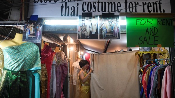 Di sekitar kuil terdapat tempat penyewaan baju tradisional Thailand dengan biaya sewa sekitar 50-100 bath. Di sekitar kuil terdapat tempat penyewaan baju tradisional Thailand dengan biaya sewa sekitar 50-100 bath.