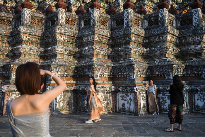 Kelakuan Fotografer di Wat Arun yang Bikin Resah