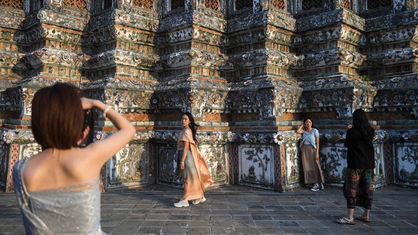 Wat Arun merupakan salah satu landmark terindah yang ada di Thailand. Sebagai ikon negara, kuil ini memang memiliki landscape yang indah dan mewakili jati diri warga Thailand. Wat Arun merupakan salah satu landmark terindah yang ada di Thailand. Sebagai ikon negara, kuil ini memang memiliki landscape yang indah dan mewakili jati diri warga Thailand.