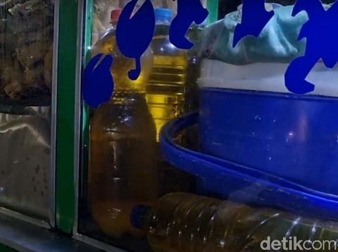 Sejumlah botol minyak atau lemak bebek di kuliner Nasi Minyak Surabaya.