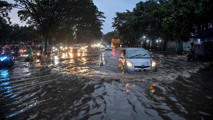 Kendaraan menerjang banjir di Jalan Soekarno-Hatta, Gedebage, Bandung, Jawa Barat, Rabu (18/1/2023). Meskipun terdapat beberapa kolam retensi di sekitar Gedebage, banjir di kawasan tersebut masih kerap terjadi ketika hujan lebat mengguyur Kota Bandung.