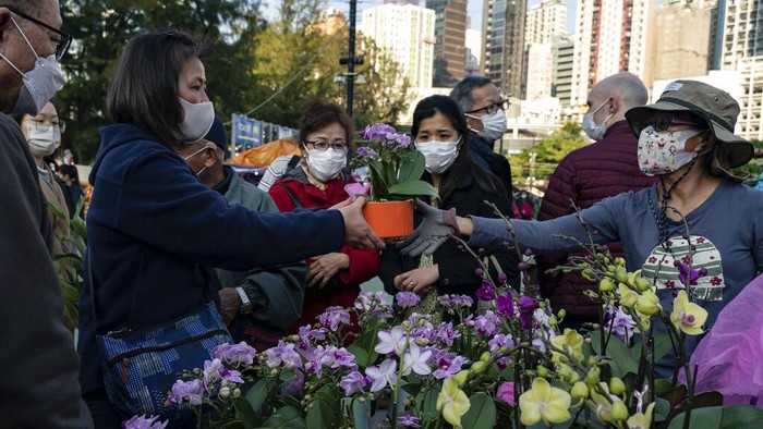 Semarak Pasar Bunga di Hong Kong Sambut Perayaan Imlek Shoppers purchase orchids at a Lunar New Year flower market in the Causeway Bay district in Hong Kong, Wednesday, Jan. 18, 2023. The Year of the Rabbit officially begins on Jan. 22. (AP Photo/Anthony Kwan)