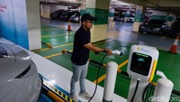Shell Recharge di Pacific Place menjadi SPKLU pertama yang pertama di luar lokasi SPBU Shell. Lokasinya berada di lantai P2 Lot J13-J16 mal.