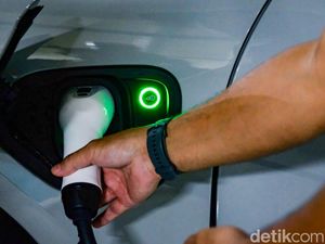 Luhut Targetkan Indonesia Punya Mobil Listrik Sendiri Tahun 2025