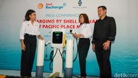 VP Marketing Shell Mobility Indonesia Dian Kusumadewi, Direktur Shell Mobility Indonesia Ingrid Siburian, dan VP Marketing PT Pacific Place Jakarta Markus Barata meresmikan Shell Recharge di Mal Pacific Place, Jakarta, Kamis (19/1/2023).