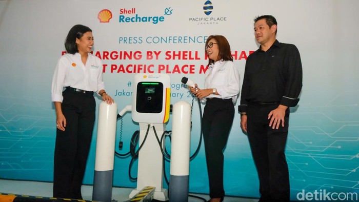 Shell Recharge Hadir di Pacific Place, Bisa Cas Mobil Listrik Sambil Ngemal Stasiun Pengisian Kendaraan Listrik Umum (SPKLU) Shell Recharge hadir di Mal Pacific Place Jakarta. Hadirnya SPKLU ini merespons bertambahnya pengguna mobil listrik.