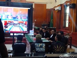 Cerita Saksi Korban Tragedi Kanjuruhan Diselamatkan Petugas Berbaju Cokelat
