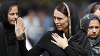 Karier politik Ardern berawal setelah dia mendapatkan gelar sarjana komunikasi dan bekerja pada kantor mantan PM Helen Clark, sebelum terbang ke Inggris untuk bekerja sebagai penasihat kebijakan dalam pemerintahan Tony Blair. Ardern terpilih menjadi anggota parlemen Selandia Baru tahun 2008 dan pada Maret 2017, dia terpilih menjadi Wakil Ketua Partai Buruh. AP/Vincent Thian