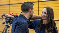 Ardern juga menuturkan telah memberitahu putrinya, Neve, bahwa dirinya menantikan untuk selalu ada bagi sang putri saat memulai sekolah tahun ini, dan kepada pasangannya sejak lama, Clarke Gayford, bahwa saatnya telah tiba untuk menikah. AP/Mark MItchell  