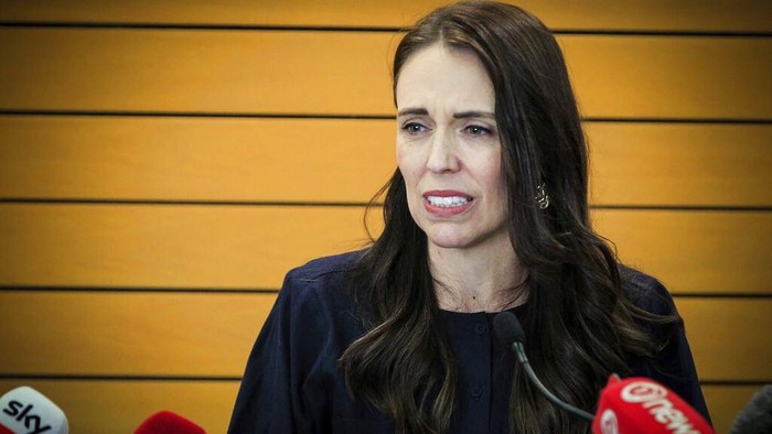 Sosok PM Selandia Baru Jacinda Ardern yang Mundur Tiba-tiba New Zealand Prime Minister Jacinda Ardern grimaces as she announces her resignation at a press conference in Napier, New Zealand. Fighting back tears, Ardern told reporters that Feb. 7 will be her last day in office. (Warren Buckland/New Zealand Herald via AP)