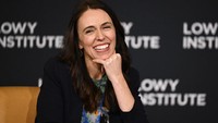Ketika terpilih menjadi PM di usia 37 tahun, Ardern mencetak sejarah sebagai pemimpin wanita ketiga di Selandia Baru dan salah satu pemimpin termuda di dunia. Dalam waktu setahun, dia melahirkan putrinya saat masih menjabat -- menjadi pemimpin dunia kedua yang melakukan hal itu. Dia menjabat sejak tahun 2017 dan kembali terpilih menjabat PM Selandia Baru untuk periode kedua tahun 2020 lalu, dengan kemenangan saat itu didukung oleh pendekatan berusaha keras dan berupaya lebih awal dari pemerintahannya dalam menghadapi pandemi COVID-19 yang membantu negara itu menghindari wabah mematikan. Namun popularitasnya di Selandia Baru menurun dalam beberapa tahun terakhir. AP/Dean Lewins