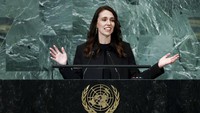 Selama lima tahun menjabat Perdana Menteri (PM), Jacinda Ardern membawa Selandia Baru menjadi ikon global dengan kepemimpinannya yang progresif. Sosok Ardern menarik perhatian dunia saat membawa bayinya ke rapat PBB dan mengenakan kerudung usai serangan teror terhadap dua masjid di Christchurch. AP/Julia Nikhinson  