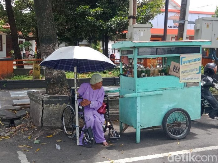 Sri berjualan BBM eceran dengan duduk di kursi roda di jalan Pemuda Klaten, Kamis (19/1/2023).