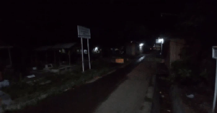 Suasana malam di TPU Kemlaten Cirebon.