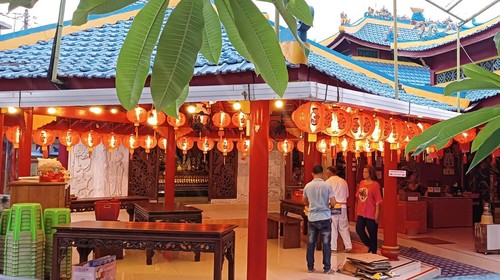 Suasana persiapan jelang Imlek di kelenteng  tertua di Bali Caow Eng Bio, Kamis (19/1/2023). (Triwidiyanti/detikBali)