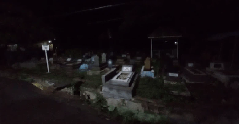 Suasana TPU Kemlaten Cirebon. Suasana TPU Kemlaten Cirebon.