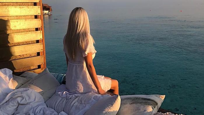 Sudah Pernah Coba Nginap 'di Atas' Laut? di Sini Bisa! Hotel di setiap penjuru dunia berlomba untuk memberikan servis yang terbaik. Di Maldives, Anda bisa menginap di hotel dengan konsep tidur di bawah air lho.