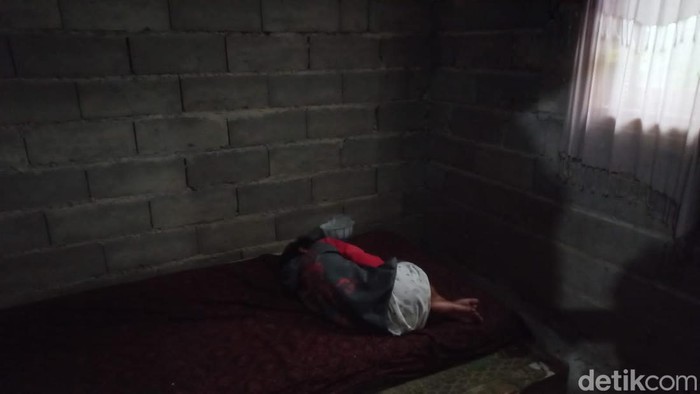 Sukiyah, nenek yang rambutnya sempat gimbal, tidur di kamarnya, Semarang, Kamis (19/1/2023).