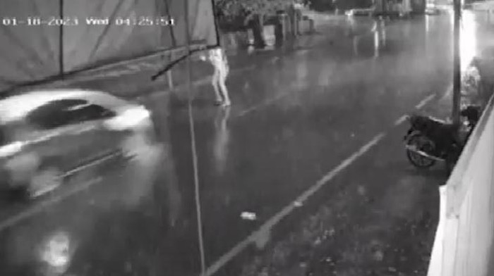 Tangkapan layar rekaman CCTV saat kakek di Makassar ditabrak mobil.