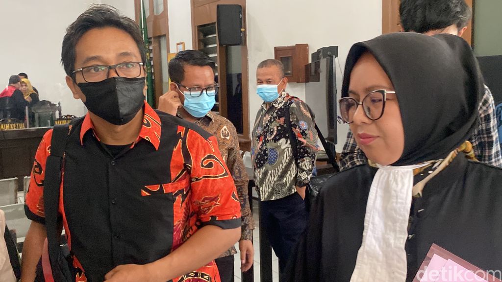 Teddy Pardiyana divonis 1,3 tahun penjara atas kasus penggelapan aset Rizky Febian. Sidang putusan digelar di PN Bandung, Kamis (19/1/2023).