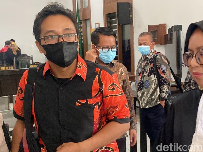 Teddy Pardiyana divonis 1,3 tahun penjara atas kasus penggelapan aset Rizky Febian. Sidang putusan digelar di PN Bandung, Kamis (19/1/2023).