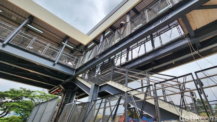 Revitalisasi halte Cikoko, Jakarta Selatan, nyaris rampung. Diketahui, halte tersebut akan terintegrasi TransJakarta, KRL dan LRT.