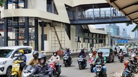 Nampak halte ini juga melintasi jalan tol dalam kota untuk mengintegrasikan moda transportasi umum.