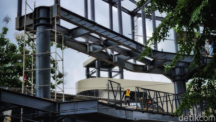 Terkini, Progres Pembangunan Proyek Halte Terintegrasi Cikoko Cawang Revitalisasi halte Cikoko, Jakarta Selatan, nyaris rampung. Diketahui, halte tersebut akan terintegrasi TransJakarta, KRL dan LRT.