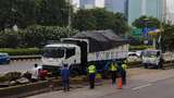 Penampakan Truk Muatan Tanah Tabrak Separator Busway di Gatsu