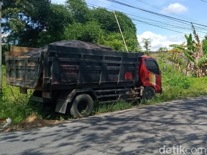 Truk pengangkut tanah uruk diparkir selama 2 bulan di tepi jalan Klaten-Boyolali. Dipotret pada Kamis (19/1/2023).