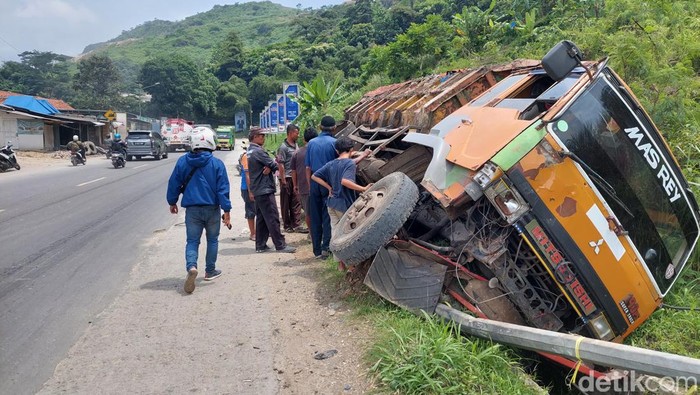 Truk terguling Truk Sampah Terguling di Jalan Raya Saat Menuju TPA Sarimukti, Kabupaten Bandung Barat, Kamis (19/1/2023).