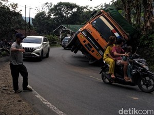 Truk Muatan Kulit Kelapa Sawit Terperosok ke Drainase di Sukabumi