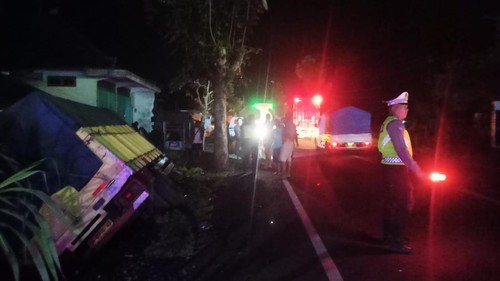 Truk terperosok ke got di jalan umum Denpasar-Gilimanuk, Banjar Anyar Kelod, Desa Penyaringan, Kecamatan Mendoyo, Jembrana Kamis (19/1/2023).