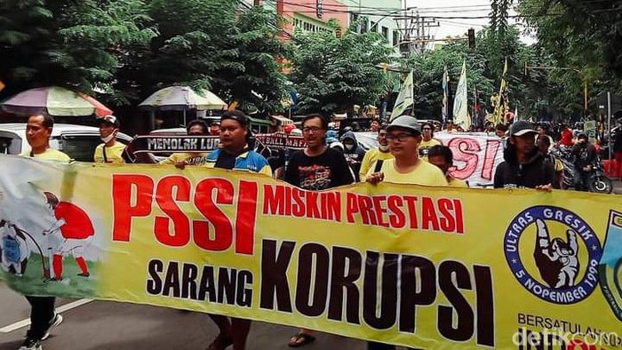 ultras demo askab gresik