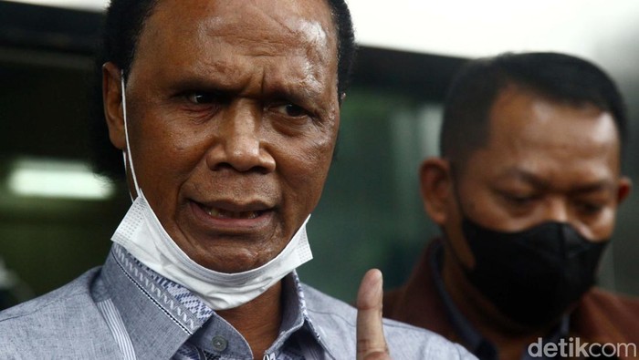 Rosario de Marshall alias Hercules memenuhi panggilan KPK. Ia diperiksa sebagai saksi di kasus suap penanganan perkara di Mahkamah Agung (MA).