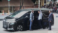 Hercules masuk ke mobilnya dan meninggalkan gedung KPK.